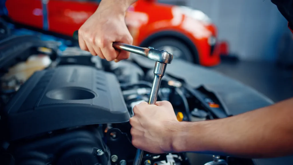 mechanik samochodowy z LT Skrzypczyk w pracy