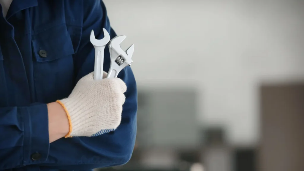 mechanik samochodowy z kluczami