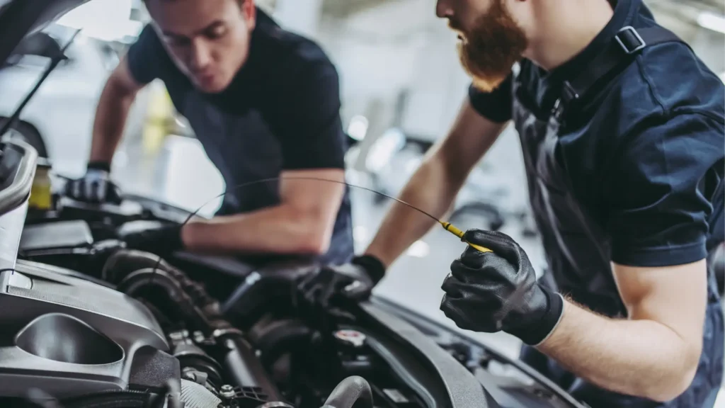 sprawdzanie poziomu oleju - serwis samochodowy