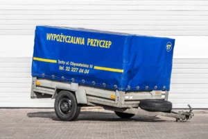 Przyczepa towarowa, jednoosiowa, lekka. Opcjonalnie dostępna plandeka.