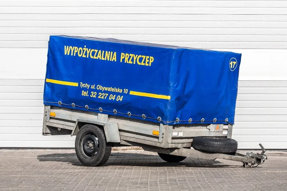 Przyczepa towarowa, jednoosiowa, lekka. Opcjonalnie dostępna plandeka.